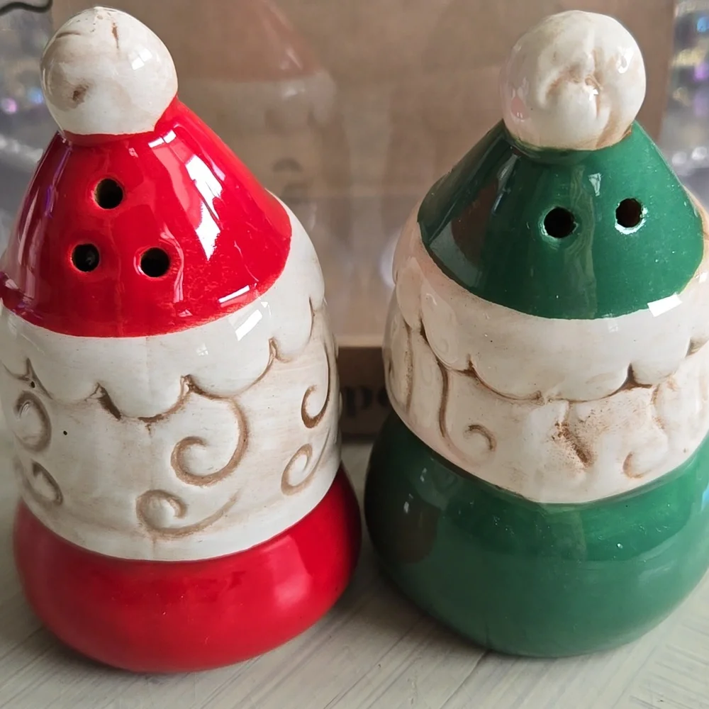 COLLECTIBLE JOHANNA PARKER SANTA & MRS. CLAUS SALT & PEPPER SHAKERS - Picture 6 of 10